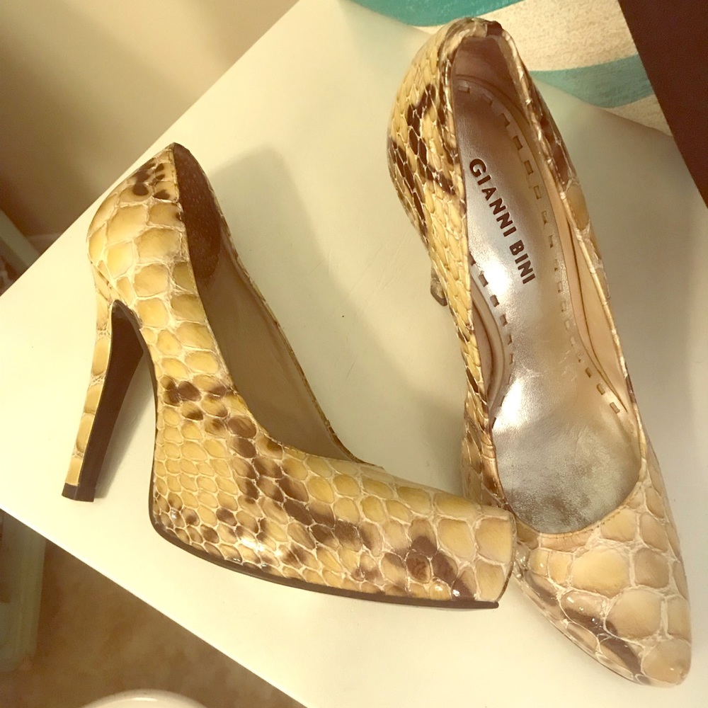 Gianna Bini snake skin pumps SIZE 7.5 BARELY WORN